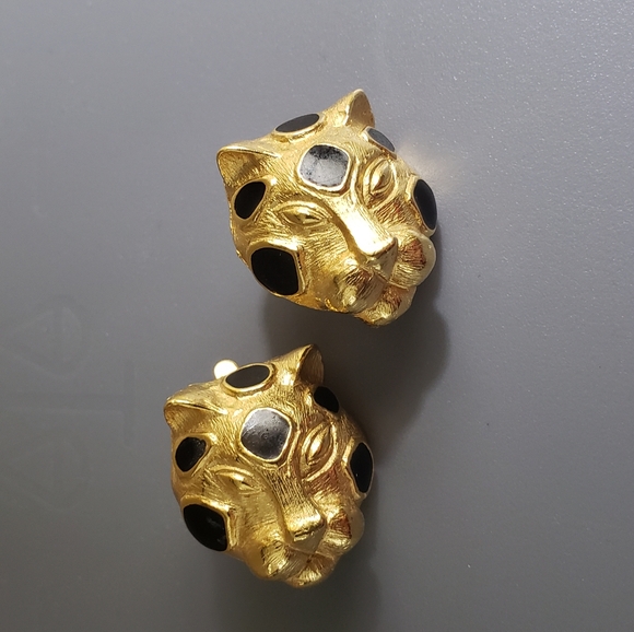 Signed Vintage Trifari Leopard Face Gold Tone Clip Back Earrings - Picture 1 of 5